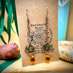 🐝💝 Handcrafted Copper Bee Earrings with Honeycomb charms❣️